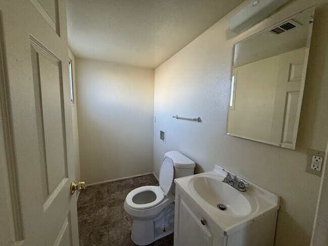 Building Photo - Holiday Gardens Townhome