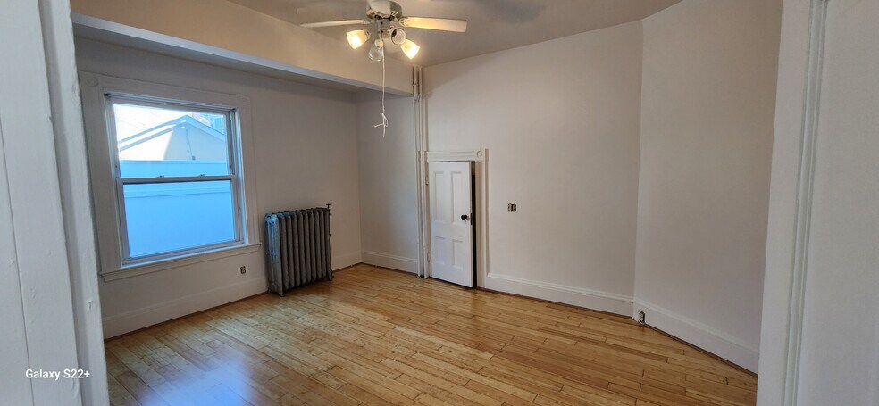 Building Photo - 389 Newport Ave