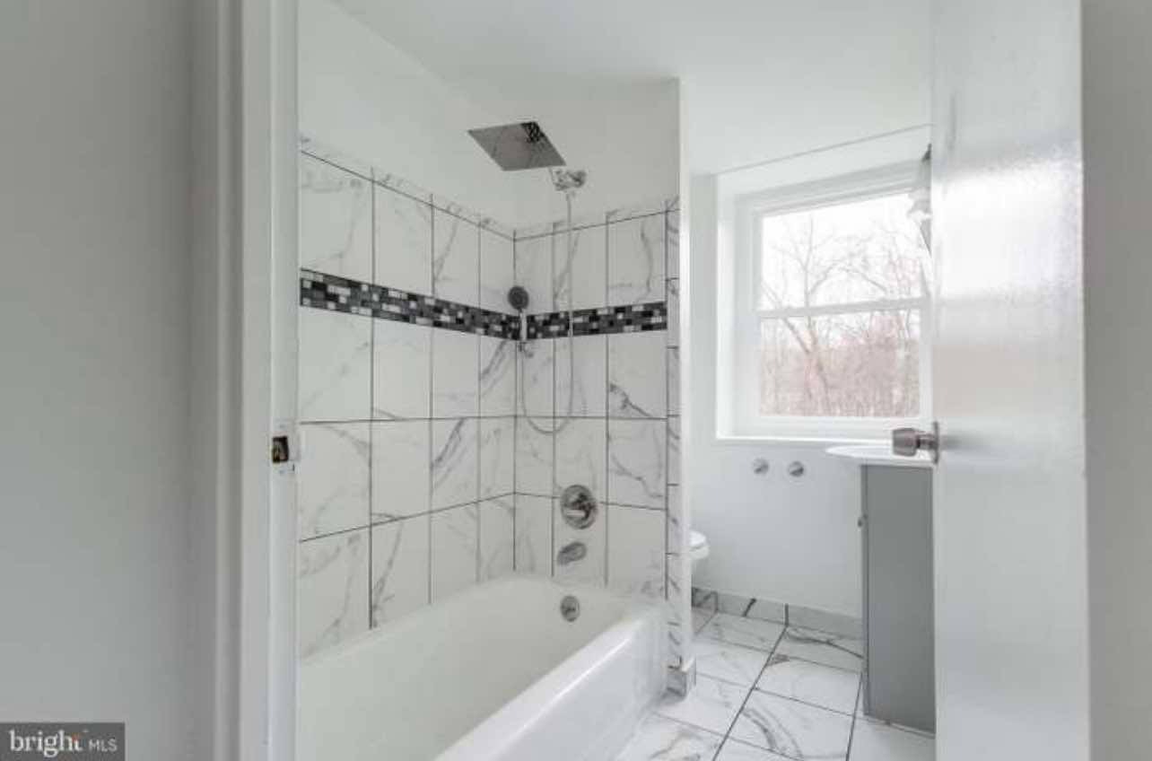 Main Bathroom - 1722 Allendale Pl