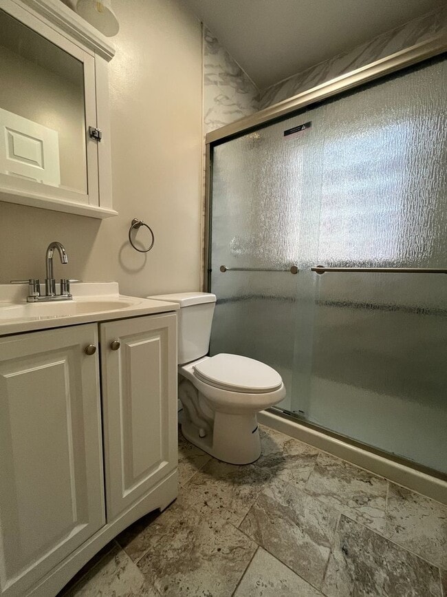 Building Photo - Charming three-bedroom row house available for rent in the desirable Nazareth