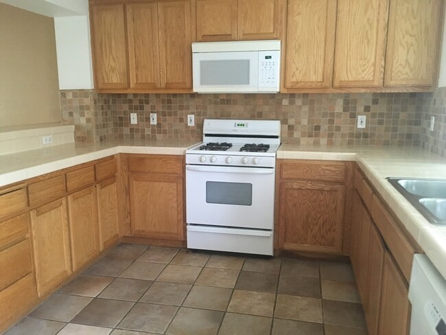 Building Photo - Split Level 4 Bedroom  2.5 Bath Town Home