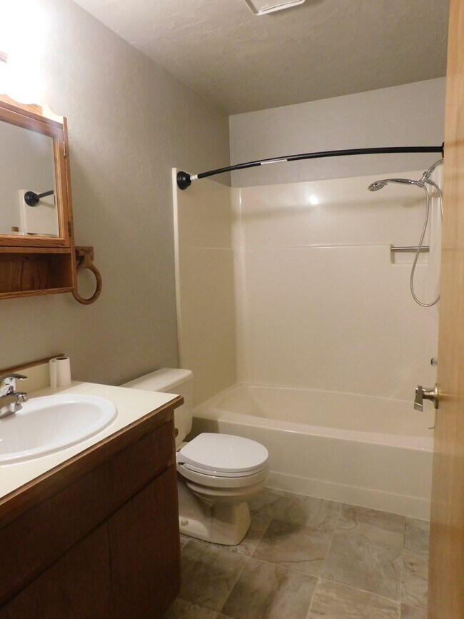 Building Photo - Beautiful 4 Bedroom, 2.5 Bathroom Home in ...