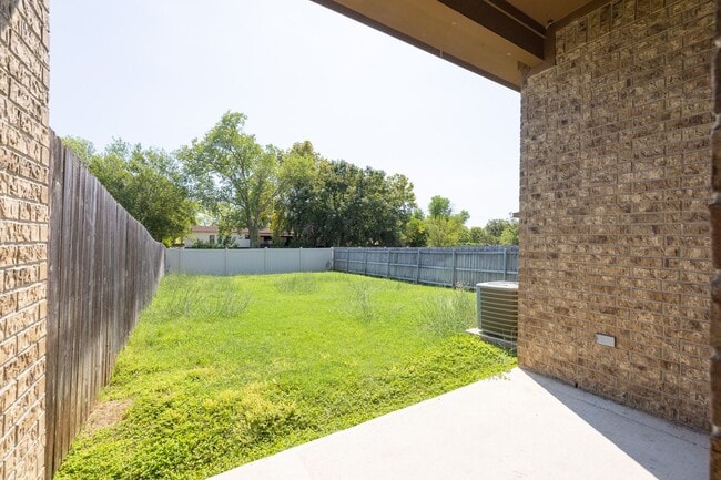 Building Photo - 566 Creekside Cir