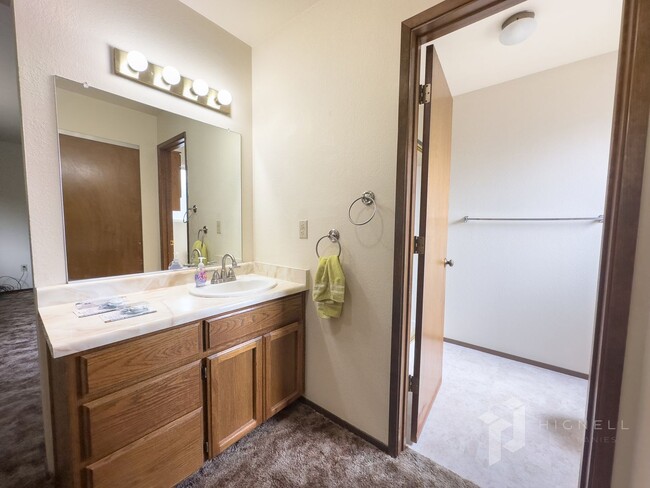 Building Photo - Spacious Home on the West Side of Redding ...