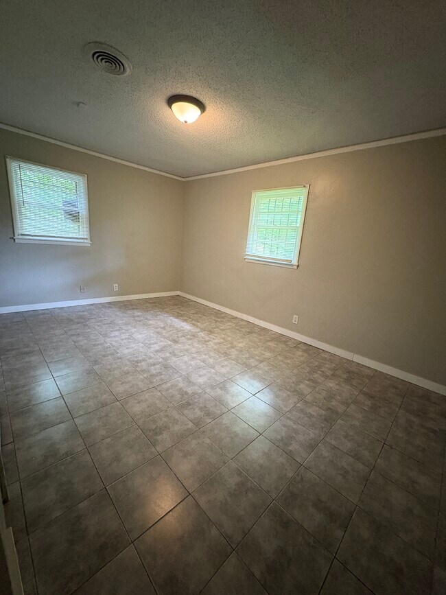 Building Photo - 3902 Wesley Dr