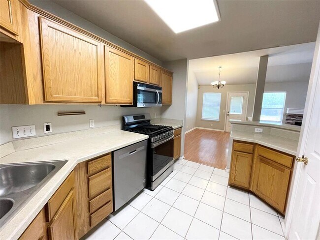 Building Photo - 209 N Kings Canyon Dr