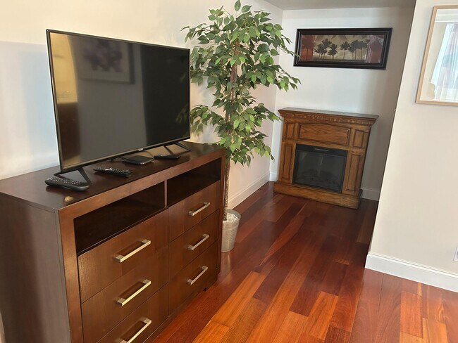 Building Photo - 301 Lake Shore Dr