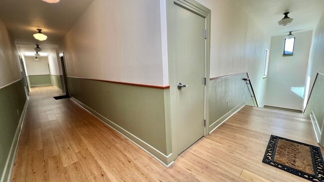 Building Photo - Beautiful Spacious 2 bd/1ba filled with light in Popular Neighborhood – Oakland, Emeryville, and ...