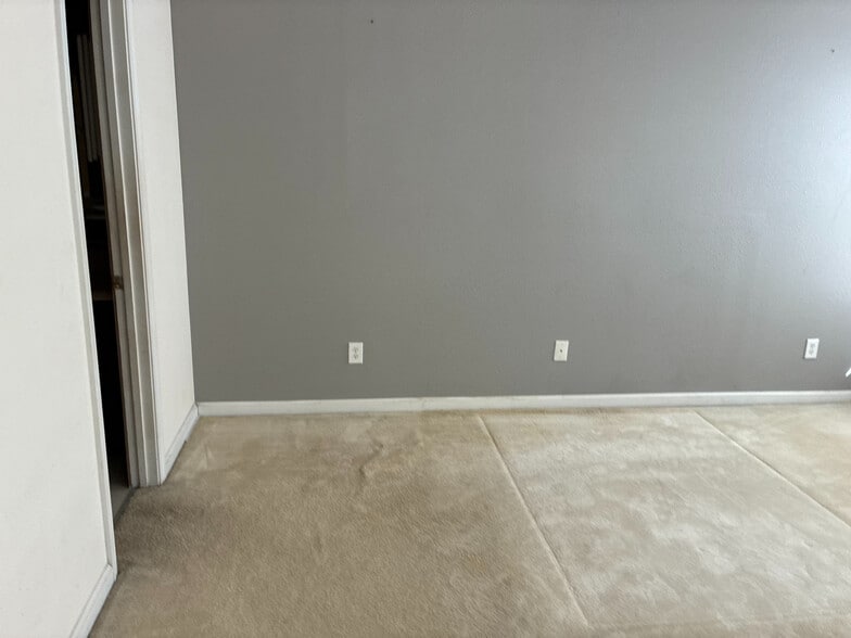 Building Photo - Room in House on Klondike River Rd