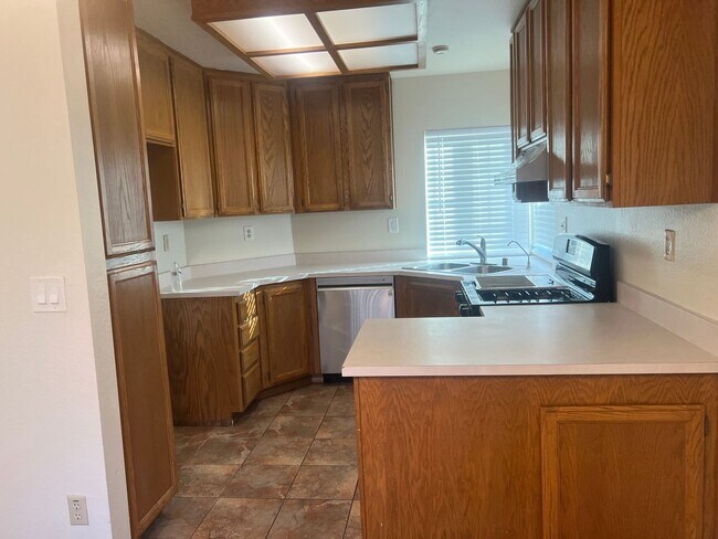 Building Photo - Cute and Clean!