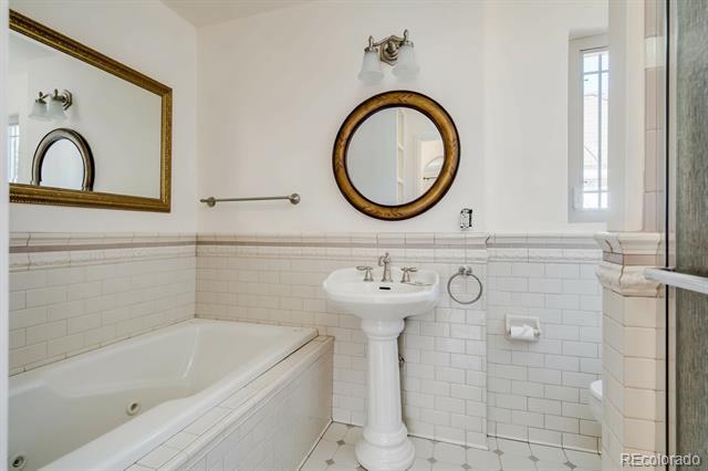 Building Photo - 1450 Clermont St