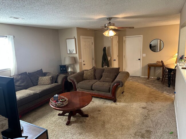 Building Photo - 2 Bedroom, 1 Bathroom, Right side of Duplex with fenced-in backyard and 1x Car Garage