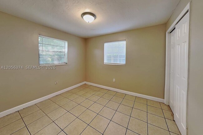 Building Photo - 2401 Jamaica Dr