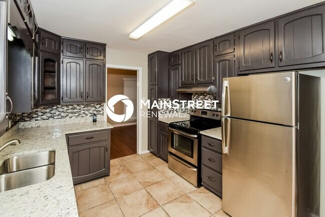 Building Photo - 3 Bedroom Pet-Friendly Home in Center Poin...