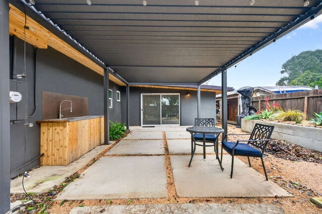 Building Photo - Not your average Davis rental.