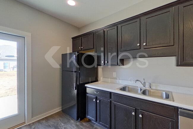 Building Photo - 204 White Oak Cir