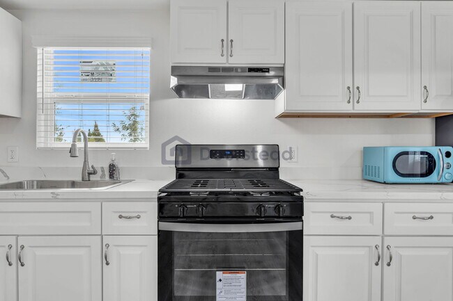 Building Photo - 551 Hichborn St