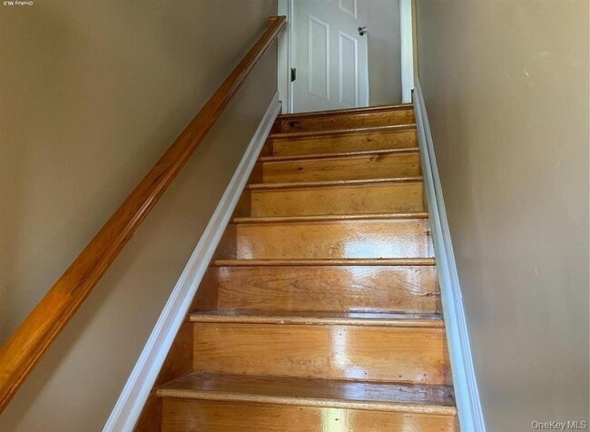 Building Photo - 17 Hallock St