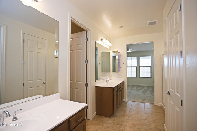 Building Photo - 815 W Finch Dr