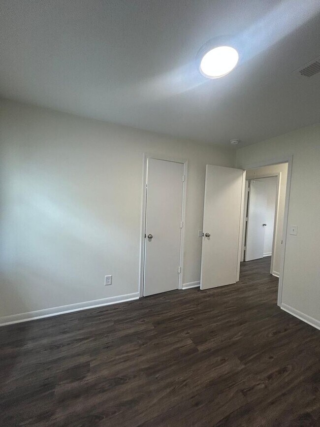 Building Photo - 4BR Home Minutes from Downtown & Fort Jackson