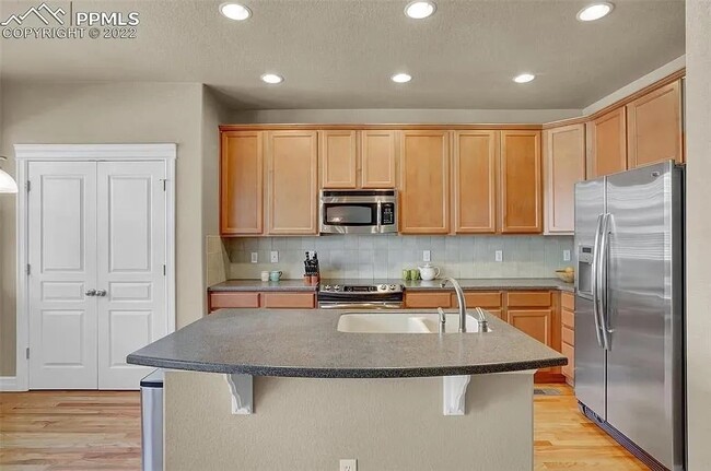 Building Photo - Beautiful 2 bedroom townhouse near Pine Cr...