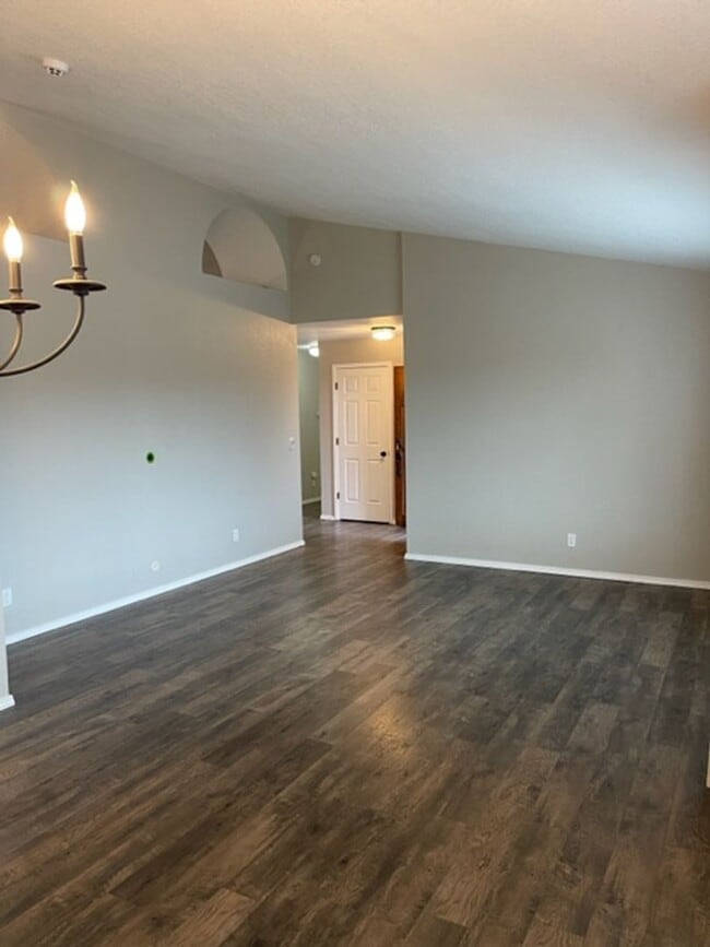 Building Photo - 3 Bedroom Located in Country Heights Subdivision!