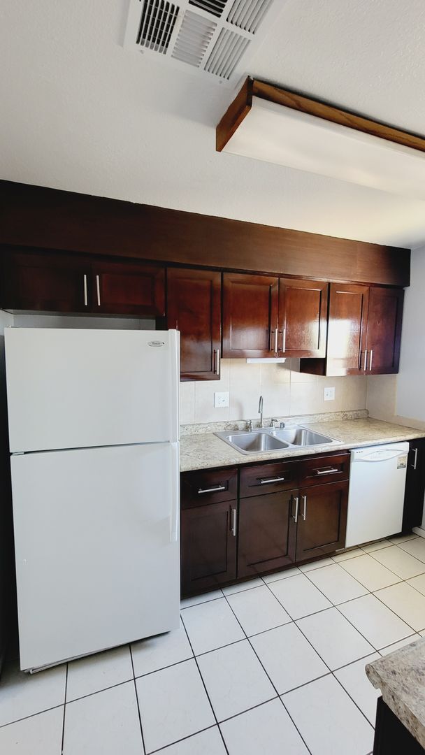 Building Photo - Adorable 2 bdrm, 2 bath apartment in West ...