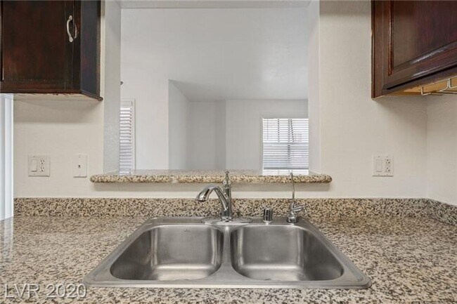 Building Photo - 2 Bedroom Condo