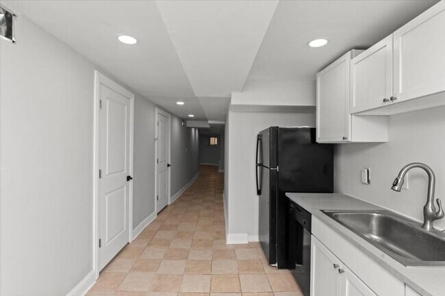 Building Photo - 3 bedroom in Chicago IL 60640