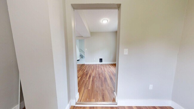 Building Photo - Madison/West Blvd neighborhood: 3 bedroom/1 bath single family home.