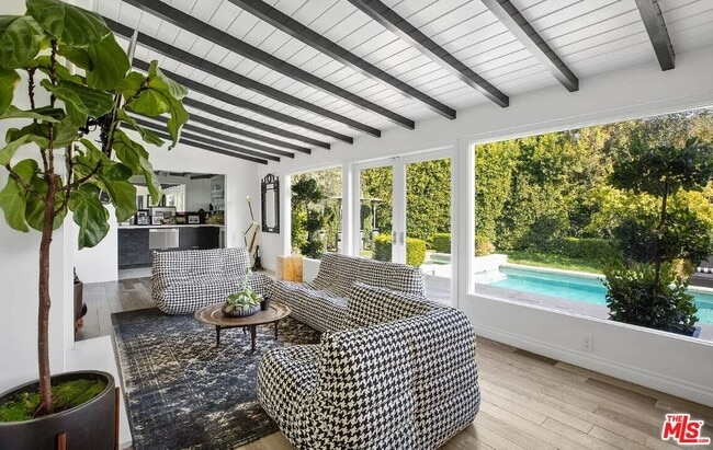 Building Photo - 1514 Sunset Plaza Dr