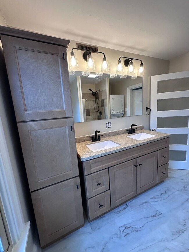 Building Photo - 134 King St