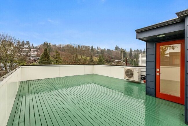 Building Photo - Fresh, Air-Conditioned Standalone Townhome in Coveted Lincoln Park
