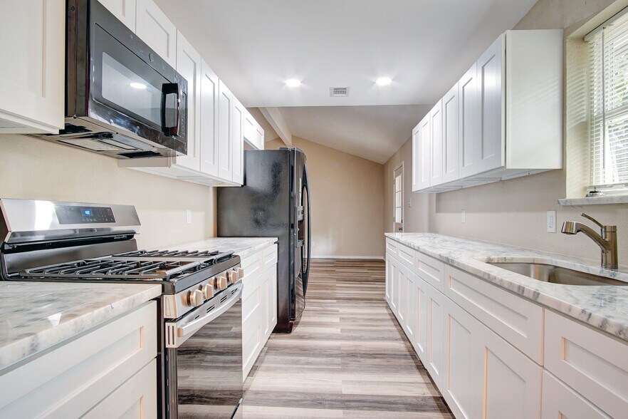 Building Photo - 2402 Ozark Dr