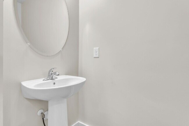 Building Photo - **SPECIAL LEASE INCENTIVE** Beautiful 3 BR...