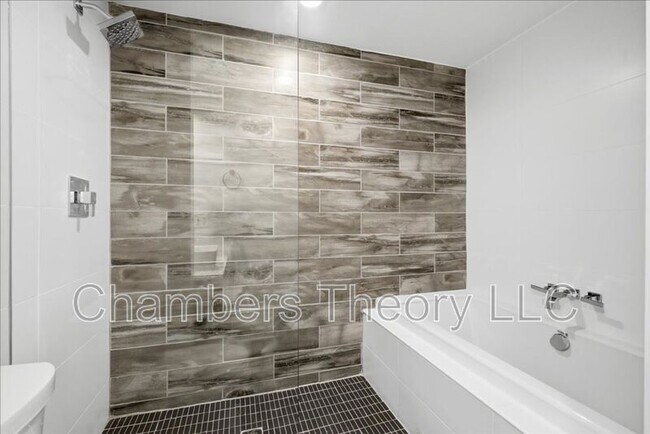Building Photo - 5713 Independence Cir