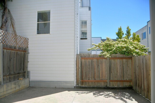 Building Photo - Remodeled 4BR/3BA Home Near Glen Park BART