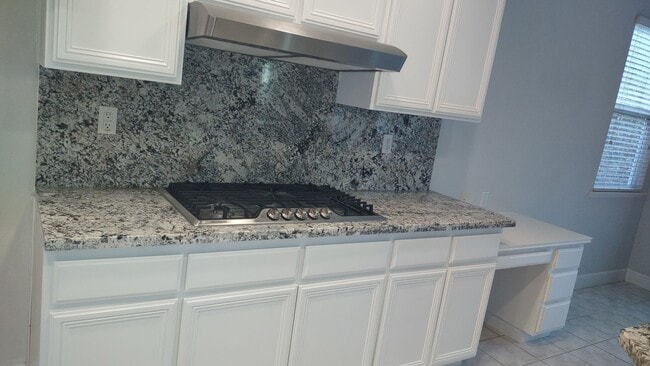 Building Photo - 6121 Lockridge Dr