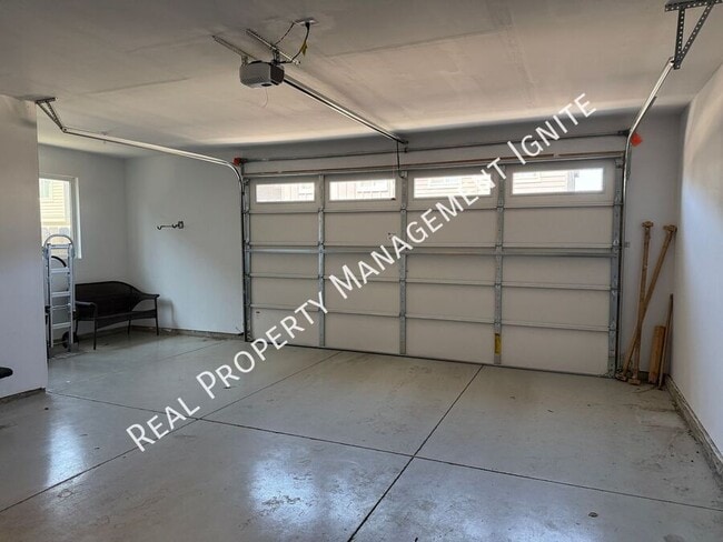 Building Photo - 2569 NW Spruce Pl