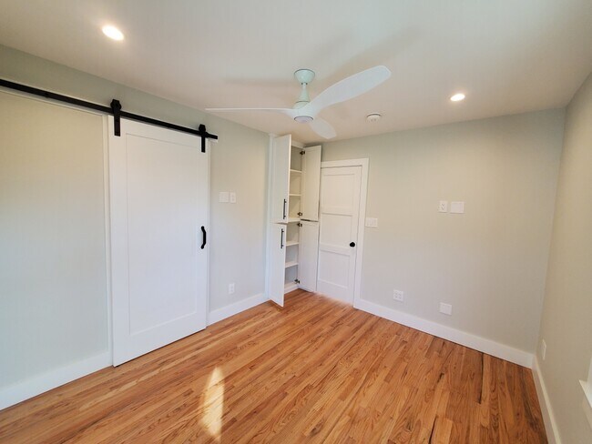 Building Photo - 10682 Center Dr