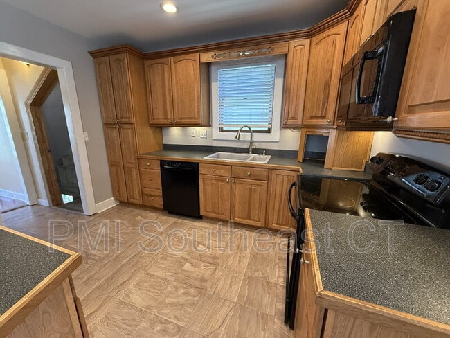 Building Photo - 86 School St