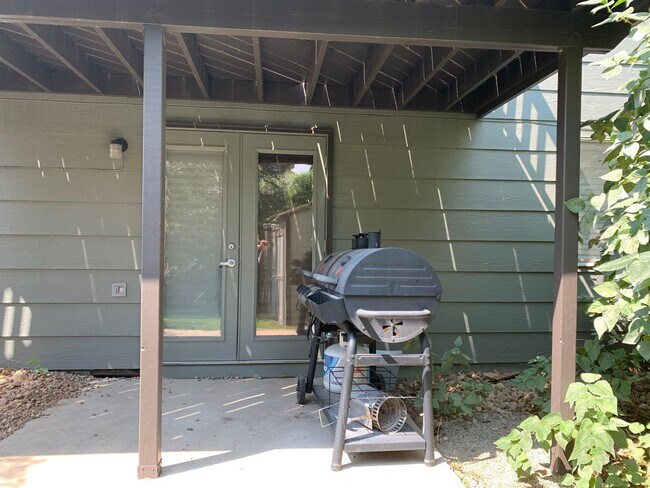 Building Photo - 4 bed 4 bath Erie home 1 mile from downtown and shops!