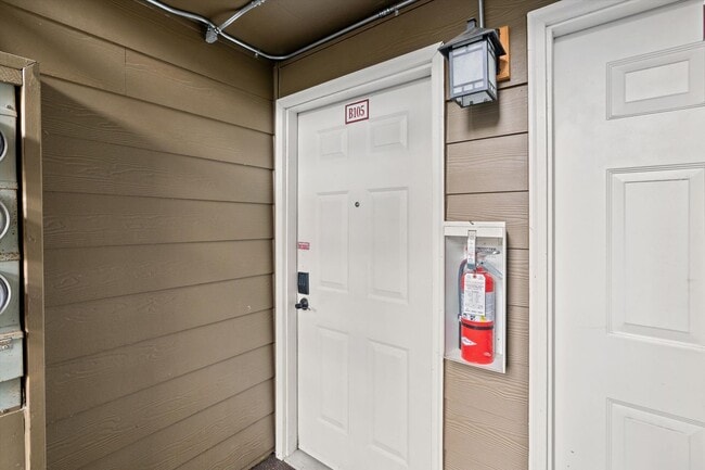 Building Photo - Spacious 2-bed 2-bath condo in Everett