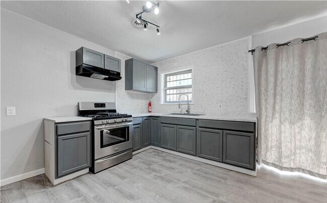 Building Photo - Renovated 3-bedroom House!