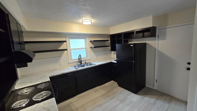 Building Photo - 1472 E Berkeley St