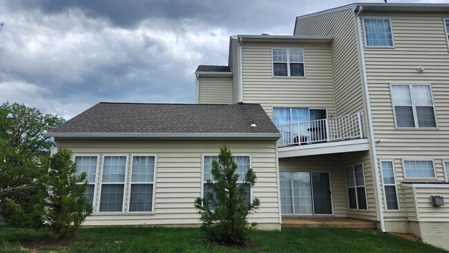 Building Photo - Fabulous 2/2 plus Den and Garage