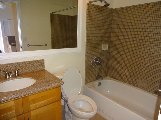 Building Photo - Quiet Mountain View Unit $2,900 2bd, 2ba, 2park; 3rd floor walk up