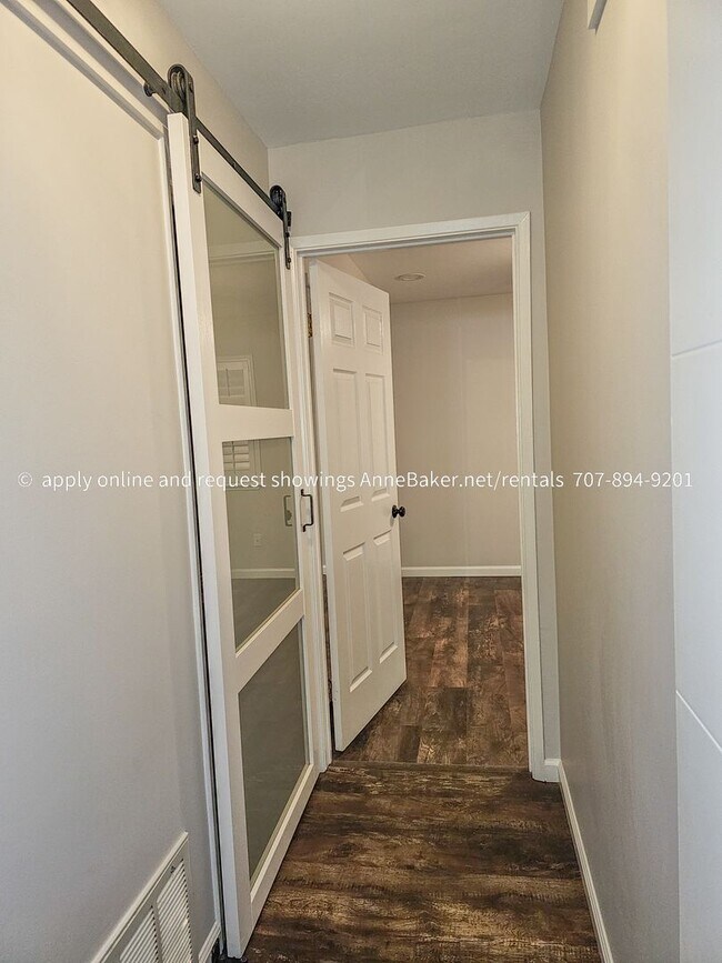 Building Photo - Exquisitely Updated Condo - Must See