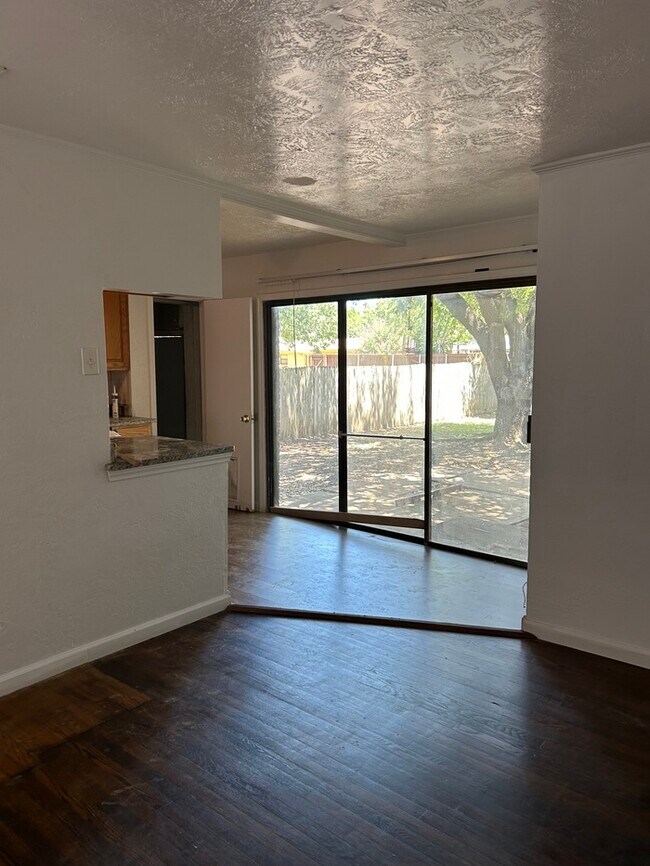 Building Photo - Great Rental in Farmers Branch, TX 75234