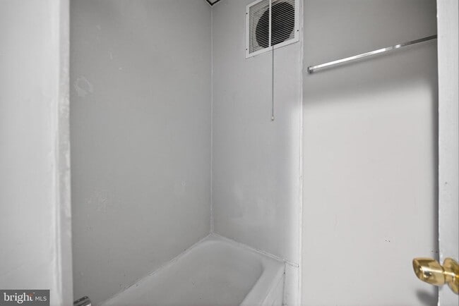 Building Photo - 827 N 10th St